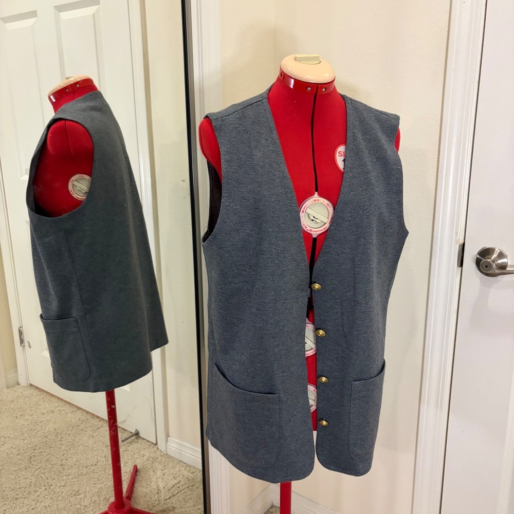 Alfred Dunner Vintage Gray Knit Button Front Vest Gold Tone Buttons Size 8 USA